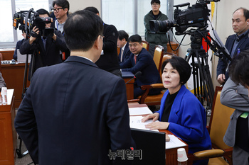 [포토] 대화 나누는 최민희·최형두