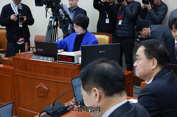[포토] 의사진행 하는 최민희 국회 과방위원장