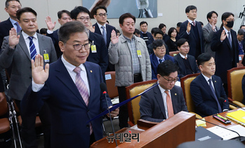 [포토] 증인선서 하는 김용빈 중앙선거관리위원회 사무총장