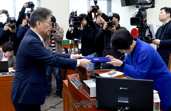 [포토] 선서문 전달하는 김용빈 중앙선거관리위원회 사무총장