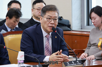 [포토] 국회 출석한 김용빈 선거관리위원회 사무총장