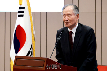 [포토] 격려사 하는 안병직 서울대 명예교수