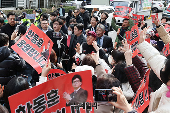 [포토] 한동훈 전 대표 반기는 지지자들