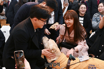 [포토] 인사 나누는 한동훈 전 대표