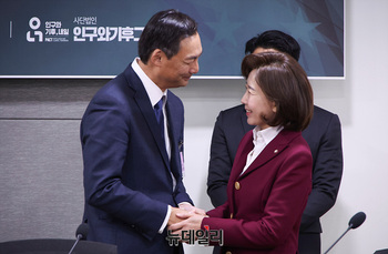 [포토] 모스 탄 전 대사와 인사 나누는 나경원 의원