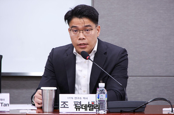 [포토] 통역 맡은 조평세 박사 