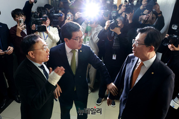 [포토] 이만희·이광희 '행안위 복도서 충돌'