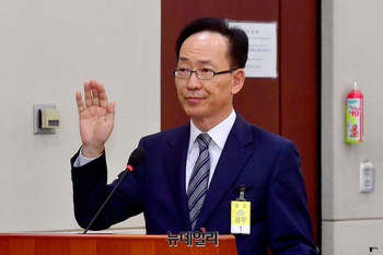 [포토] 선서하는 김대웅 중앙선거관리위원회 위원 후보자