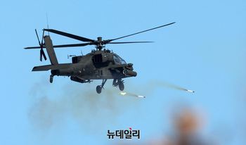 [포토] 로켓 쏘는 아파치 가디언 공격헬기