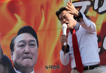 [포토] 전한길 강사, 서울구치소 찾아 대통령께 드리는 편지 낭독(전문)