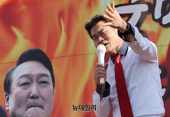 [영상] 구치소 찾은 전한길 "탄핵각하 될때까지 국민힘 모아달라"