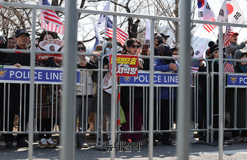 [포토] 서울구치소서 이어지는 탄핵반대 집회