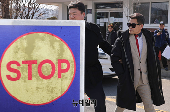 [영상] 선글라스에 빨간넥타이로 구치소 등장한 전한길