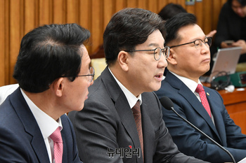 [포토] 권성동 "선관위 특혜 채용 사퇴 자녀 의지? 염치없다!"