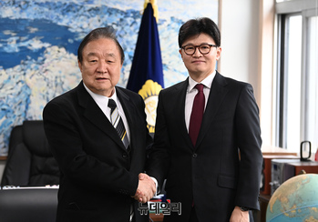 [포토] 정대철 헌정회장 만난 한동훈 전 국민의힘 대표
