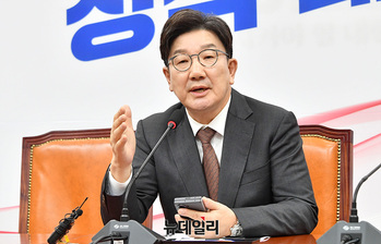 [포토] 긴급 기자회견서 입장 밝히는 권성동 원내대표