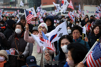 [포토] 다시 한남동 울려 퍼지는 '탄핵 무효'
