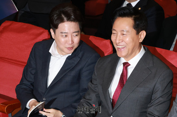 [포토] 헌법 개정 국회 대토론회서 만난 오세훈·이준석