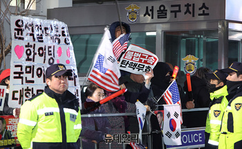 [포토] '대통령 나온다' 소식에 서울구치소 모인 시민들