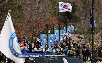 [포토] 거꾸로 태극기 흔드는 한양대 탄핵찬성측