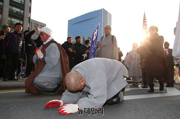 [포토] 불교계, 대통령 탄핵반대 '삼보일배'