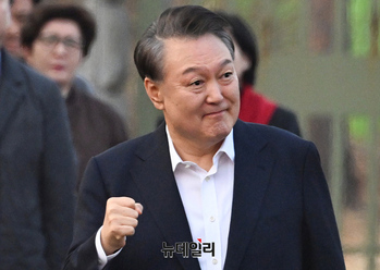 [포토] 윤석열 대통령, 구치소서 나와 지지자들에 인사