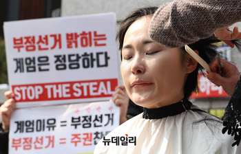 [포토] 대통령 탄핵반대, 헌재서 삭발식