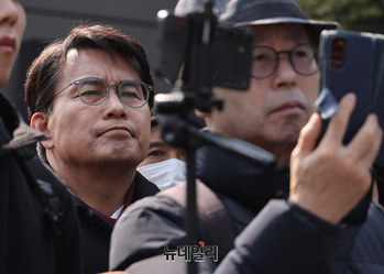 [포토] 탄핵반대 시민 삭발식 지켜보는 윤상현 의원