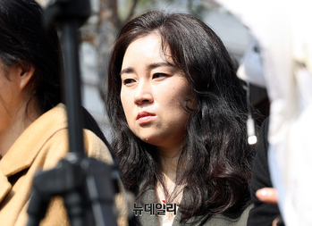 [포토] 탄핵반대 시민 삭발식 찾은 김계리 변호사