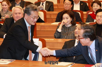 [포토] 인사 나누는 조셉 윤 대사와 조태열·안덕근 장관