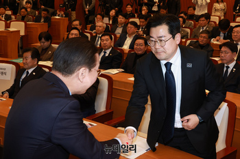 [포토] 인사 나누는 권영세·박찬대