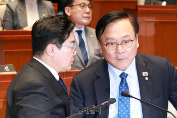 [포토] 대화 나누는 박찬대 민주당 원내대표와 이재강 의원