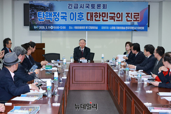 [포토] 기조강연 하는 안병직 서울대 경제학부 명예교수