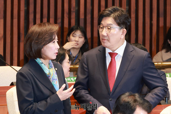 [포토] 대화 나누는 권성동·나경원