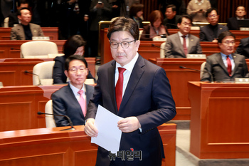 [포토] 단상으로 향하는 권성동 국민의힘 원내대표