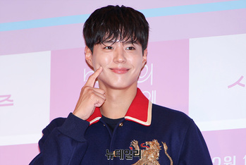 [포토] 박보검 '볼 콕' 