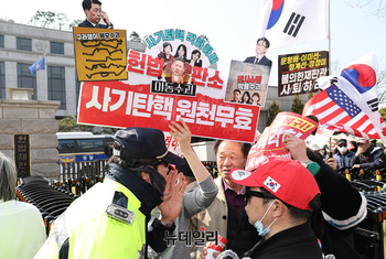 [포토] 헌법재판소 앞, 탄핵찬반 나눠 아수라장