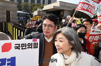 [포토] 헌재 찾은 탄핵반대 국민의힘 당협위원장 모임