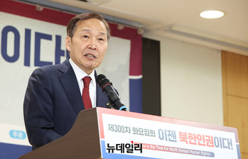 [포토] 화요집회 환영사 하는 김기웅 의원