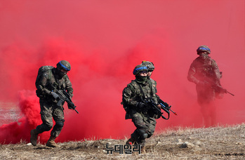 [포토] 2025년 한미연합연습, 연막 뚫고 이동하는 한미장병들 