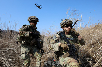 [포토] 목표지역 점령하는 美 장병들 