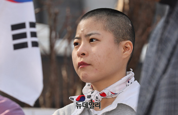 [포토] 기독교인 릴레이 삭발식, 머리 잘라주는 20대