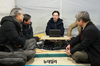 [포토] 김경수 전 지사 '윤석열 대통령' 파면 촉구 단식 농성