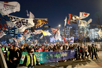 [포토] 깃발 흔들며 행진하는 탄찬집회 참가자들