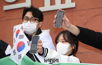 [포토] 학생증 들어보이는 국민대 학생