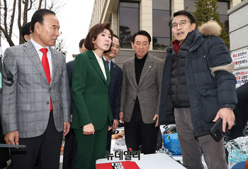 [포토] 밤샘농성 윤상현 찾은 국민의힘 동료의원들