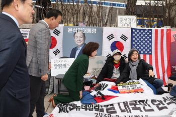 [포토] 15일째 단식농성 시민 격려하는 나경원 의원