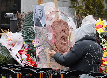 [포토] 헌재 앞에 만들어지는 트럼프 미국대통령 '파이트' 부조