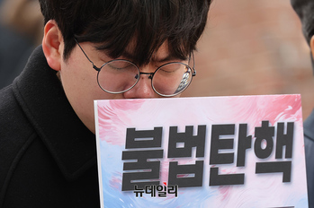 [포토] 장신대 시국선언, 눈물흘리며 기도하는 장신대 학생