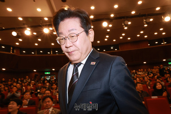 [포토] 단상 향하는 이재명 더불어민주당 대표